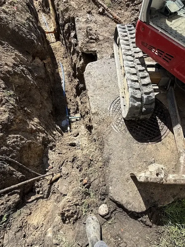 Budowa instalacji wodociągowej — wykop i układanie rur