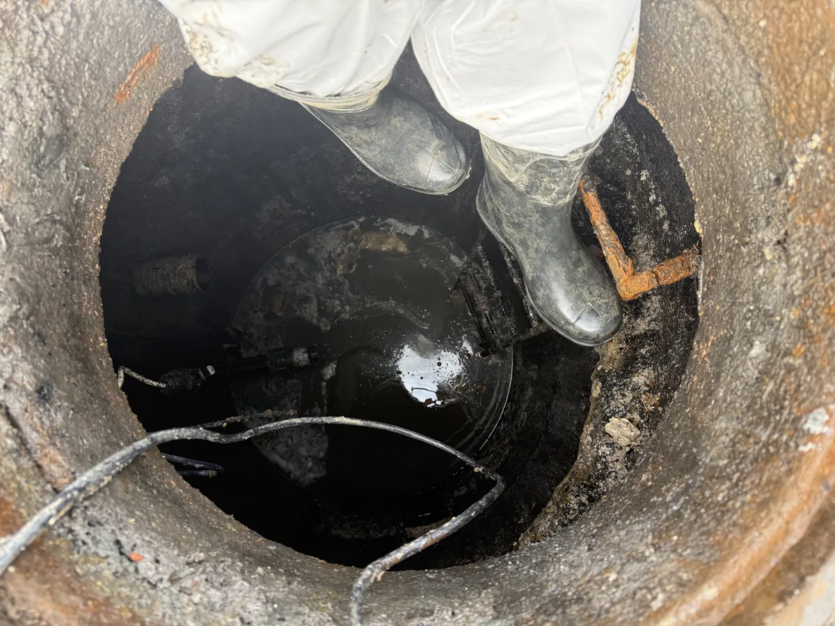 Hydraulik podczas pracy przy instalacji gazowej i kotle CO