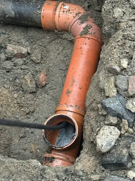 Montaż kanalizacji — rury PVC w wykopie