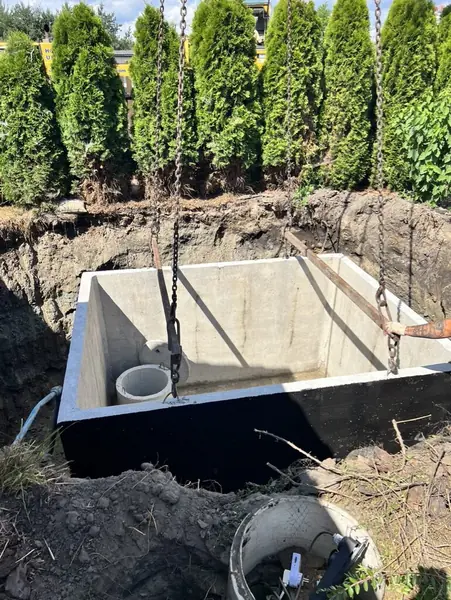 Montaż betonowego zbiornika szambo