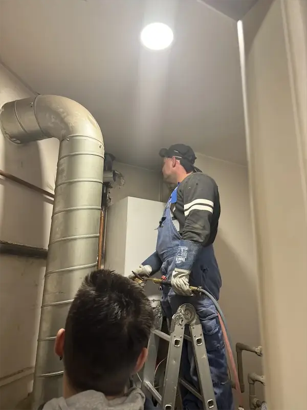 Montaż instalacji wod-kan — rury w posadzce