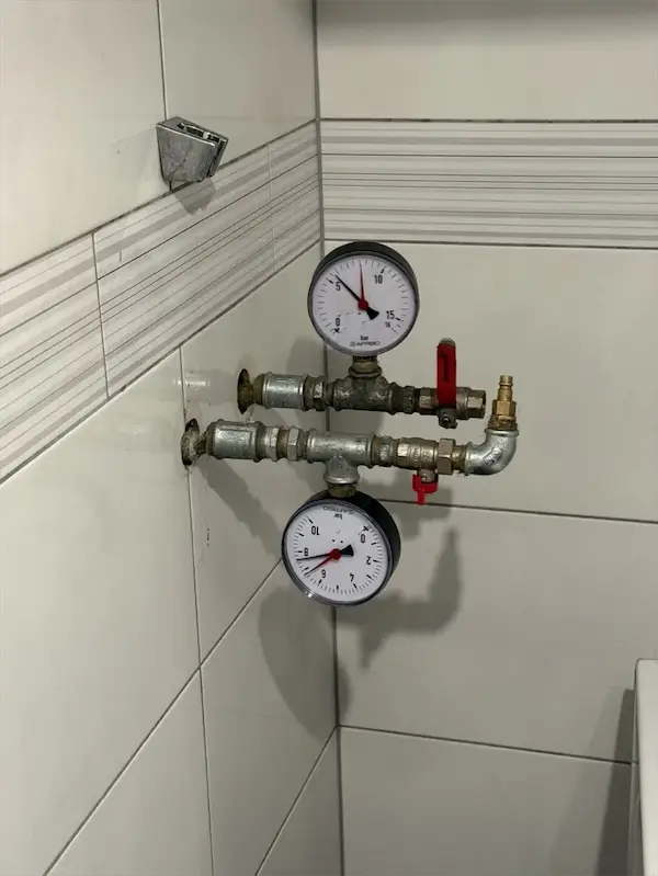 Próba szczelności instalacji wodnej — manometry ciśnienia