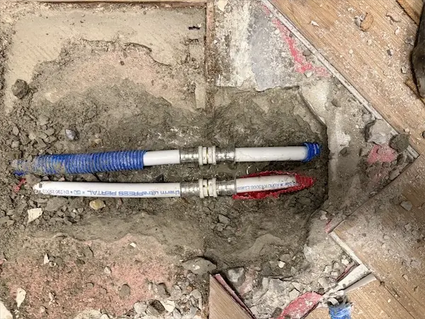 Rozdzielacz centralnego ogrzewania z manometrem — regulacja CO