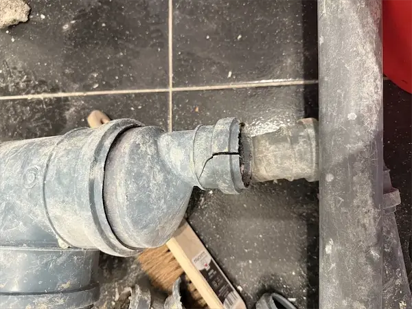 Serwis instalacji kanalizacyjnej — uszkodzona rura PVC