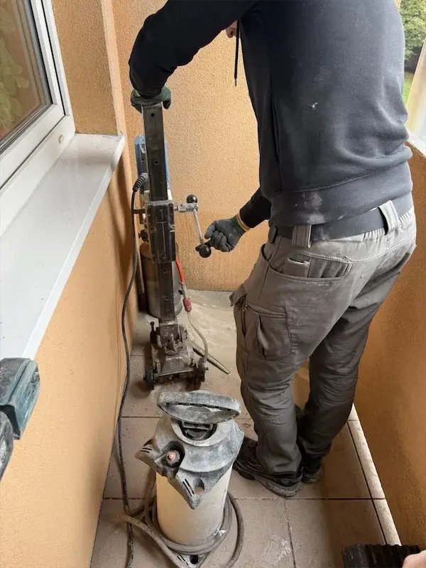 Przeróbki instalacji hydraulicznych — wiercenie w ścianie