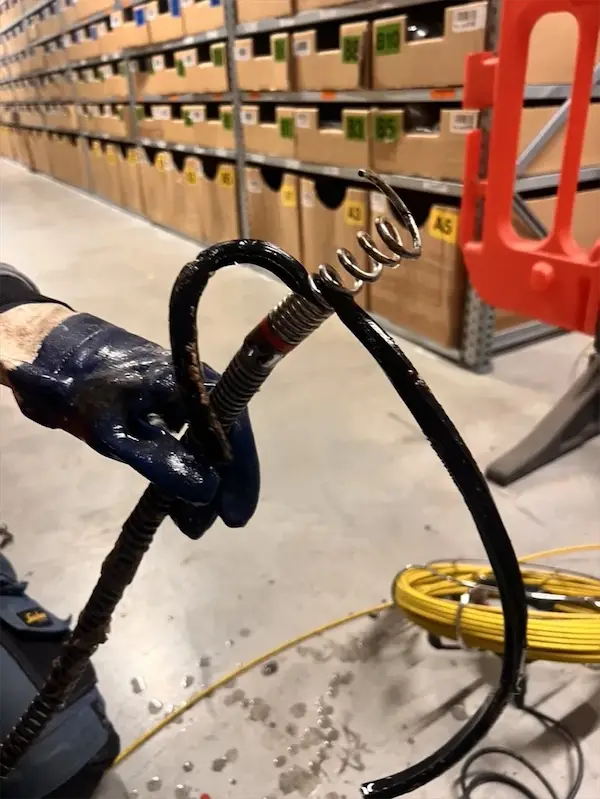 Zator kanalizacji w bloku na Widzewie w Łodzi - zdjęcie przed udrożnieniem