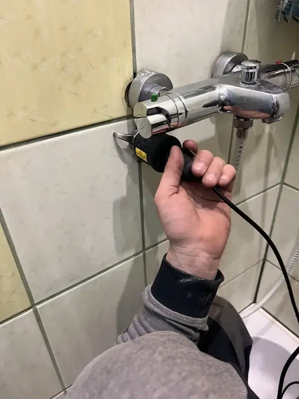 Wilgoć przy wannie w łazience w Zgierzu - zdjęcie przed lokalizacją przecieku